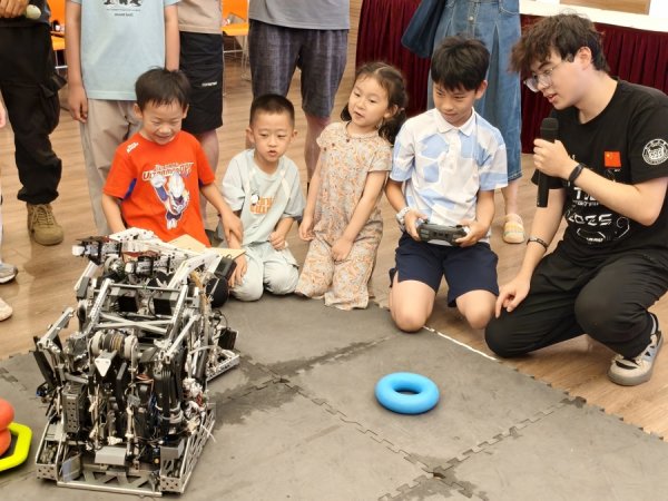 港陆证券 上海院士风采馆暑期科普活动启幕，同济大学机器人点燃孩子AI热情
