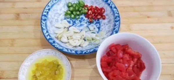 涵星配资 金针菇肥牛一锅出，酸辣汤汁香翻天，20分钟搞定下饭神器