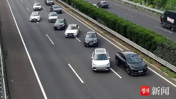 股民钱包 司机连续加班开车犯困 高速公路快车道停车酣睡六分钟